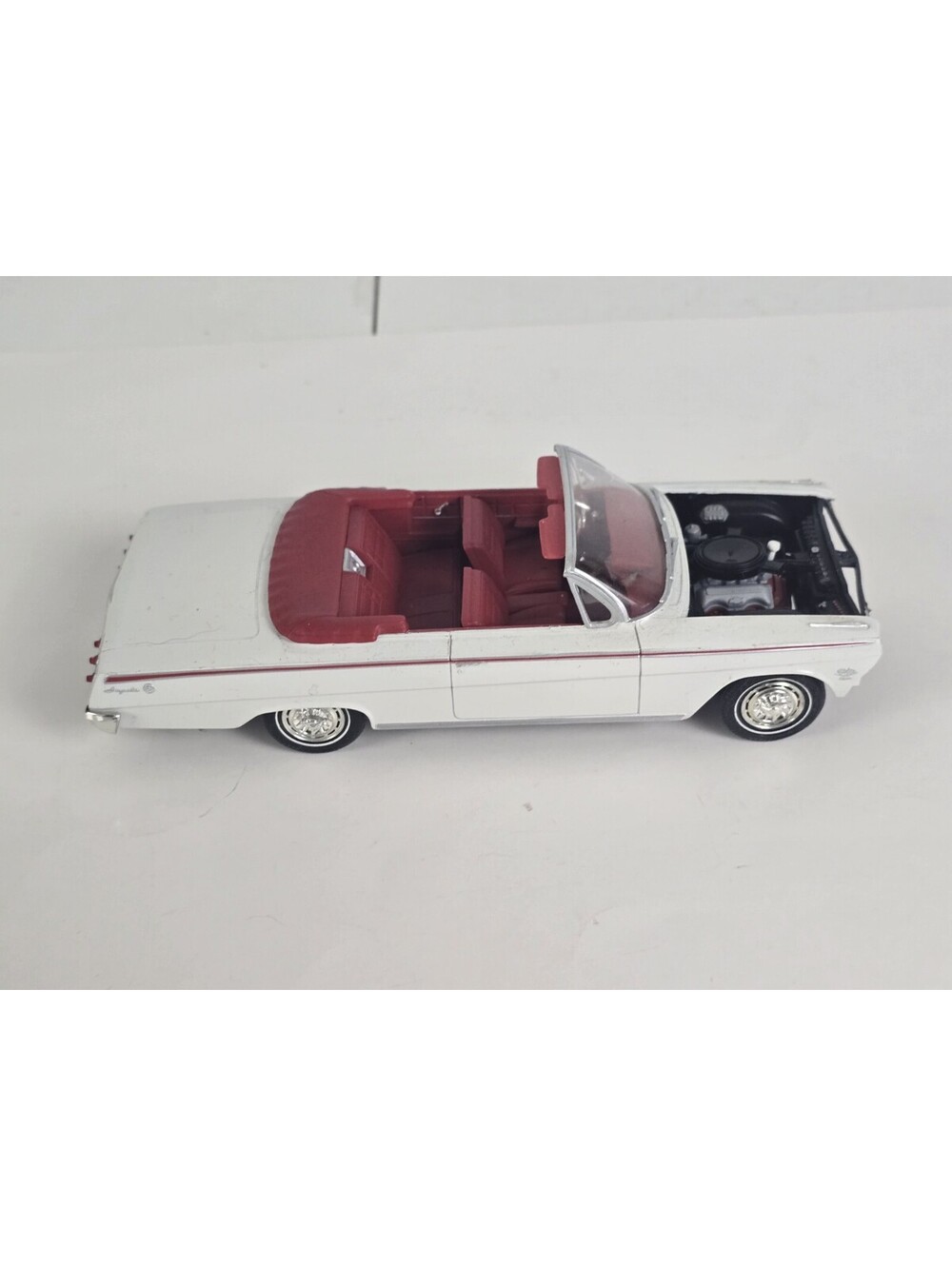 1/25 AMT MASTERPIECE 1962 CHEVROLET IMPALA SS CONVERTIBLE WHITE RED INTERIOR